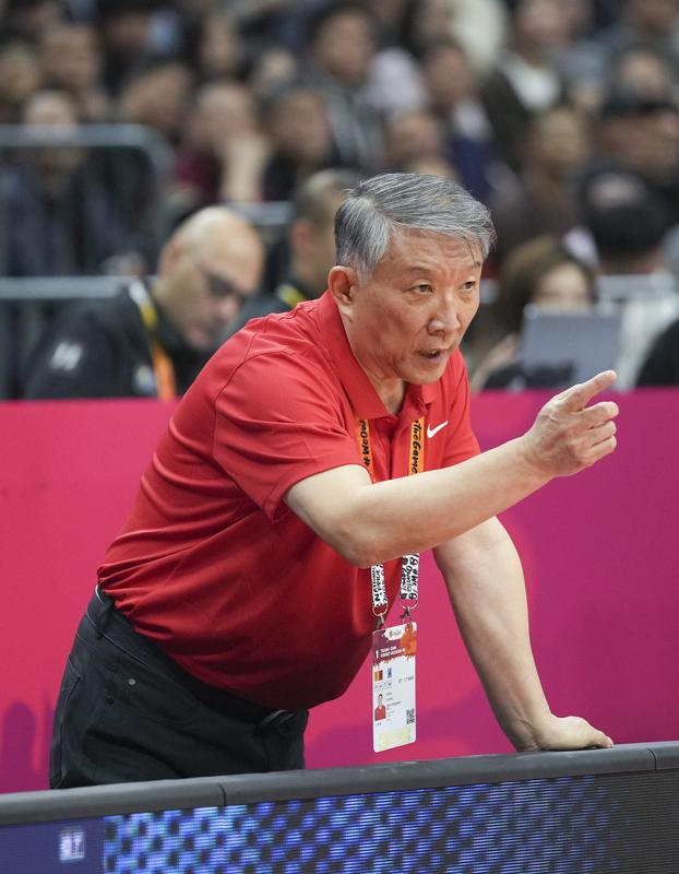 3月15日，中国队主教练宫鲁鸣在场边指挥。新华社记者 孟永民 摄