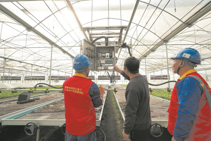     工作人员开展用电检查。