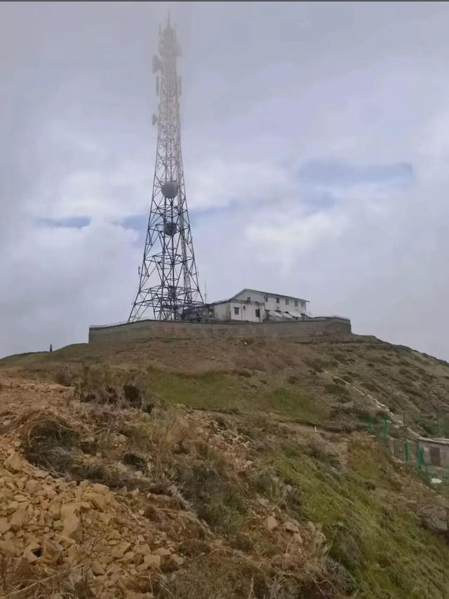 网友称木佛山山顶机房。网络截图。