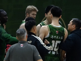 CBA罕见！队友之间发生激烈内讧，相互推搡 被主教练双双弃用