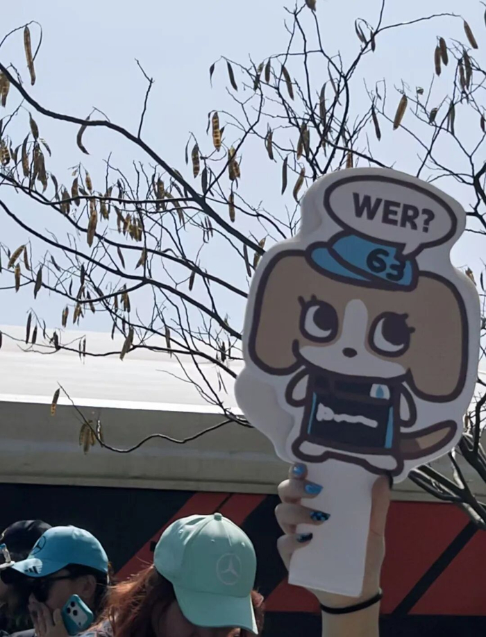 赛场外，喜欢拉塞尔的粉丝们沉浸在“蓝色海洋”里，还有人制作了F1农场游戏，把车手们设计为可爱的小动物。（图/罗拉 摄）