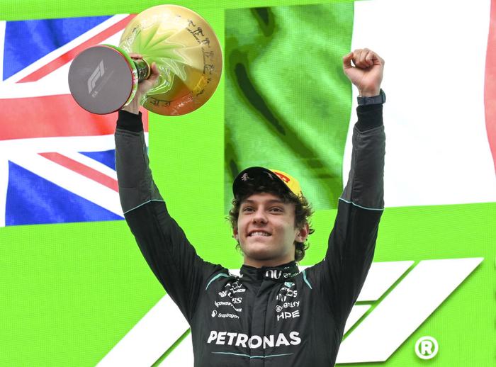 3月15日，安东内利在颁奖仪式上举起奖杯。新华社记者陈浩明摄