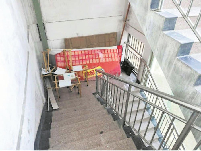     消防疏散楼梯堆满杂物。