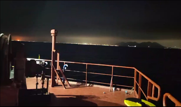 霍尔木兹海峡外侧抛锚的船。受访者供图