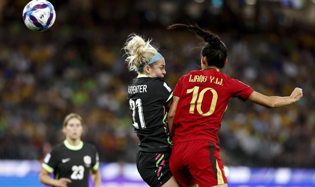 ↑ 澳大利亚队球员卡彭特（中）与中国队球员王妍雯（右）争顶。新华社记者 马平 摄 