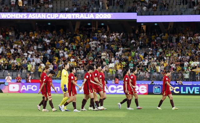 ↑ 中国队球员在比赛后。新华社记者 马平 摄 