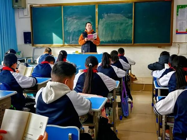 图为兰坪县城区三小六年级班主任在班会上向同学们介绍《新时代小学生廉洁教育读本》，鼓励同学们利用课余时间一起探讨和阅读。