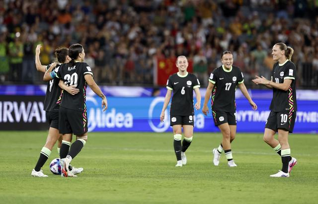 ↑ 澳大利亚队球员庆祝胜利。新华社记者 马平 摄 