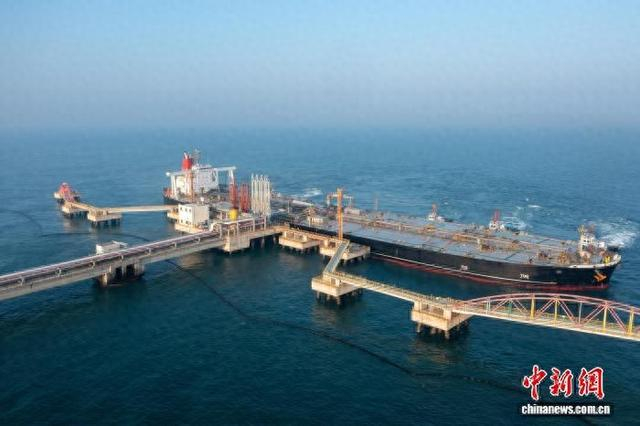 2025年12月18日，海南自贸港正式启动全岛封关后，第一批通关“零关税”石化原辅料运抵洋浦。 中新网记者 骆云飞 摄