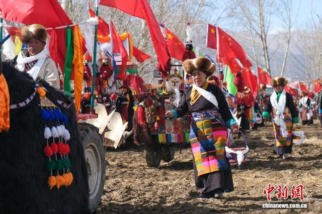 3月16日上午，拉萨市曲水县达嘎镇色达村村民身着节日盛装，举行传统春耕活动。中新社记者 江飞波 摄