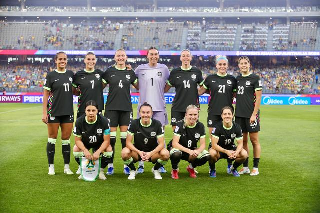 ↑ 澳大利亚队首发球员在比赛前合影。新华社发（周丹摄） 