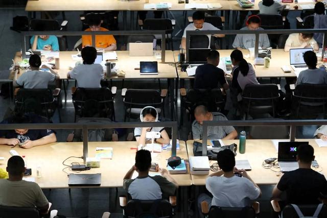 浙江图书馆内，市民在阅览室享受美好的阅读时光 图源：潮新闻客户端