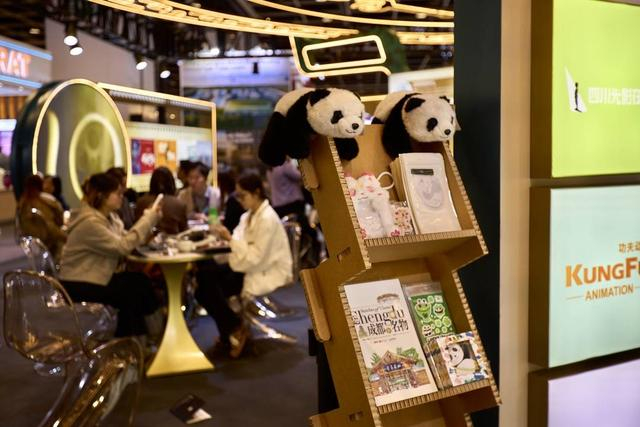 四川馆内参展商正进行洽谈 来源：天府宽窄
