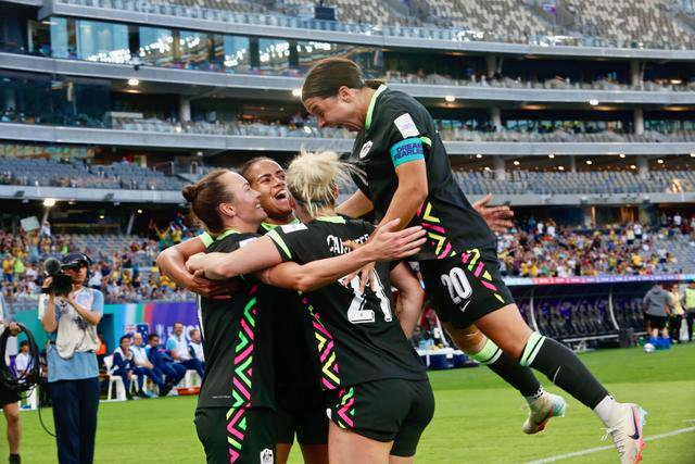 ↑ 澳大利亚队球员庆祝进球。新华社发（周丹摄） 