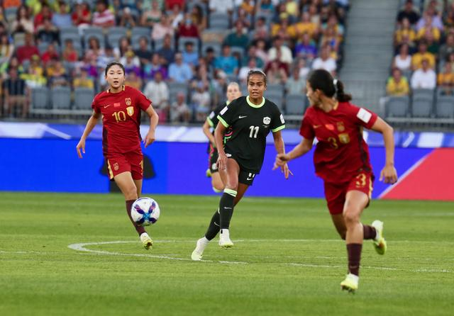 ↑ 中国队球员王妍雯（左一）在比赛中传球。新华社发（周丹摄） 