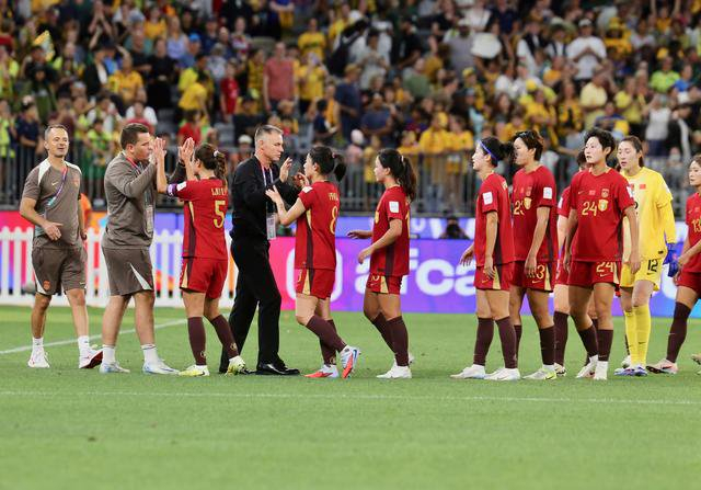 ↑ 中国队在比赛后。新华社发（周丹摄） 