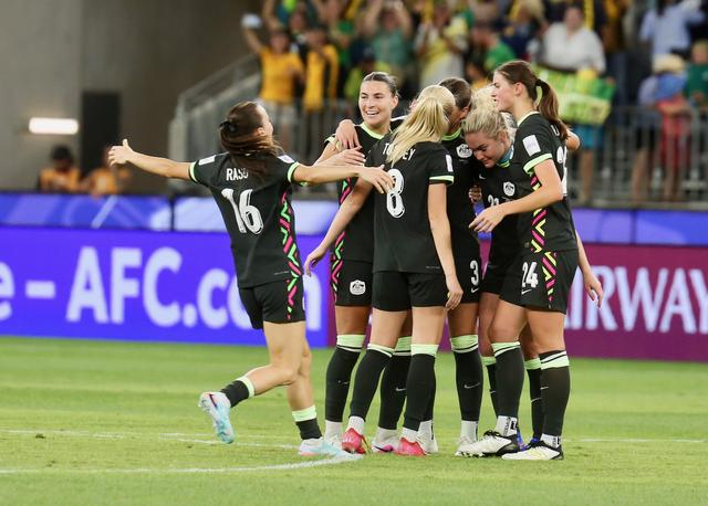 ↑ 澳大利亚队球员庆祝胜利。新华社发（周丹摄） 