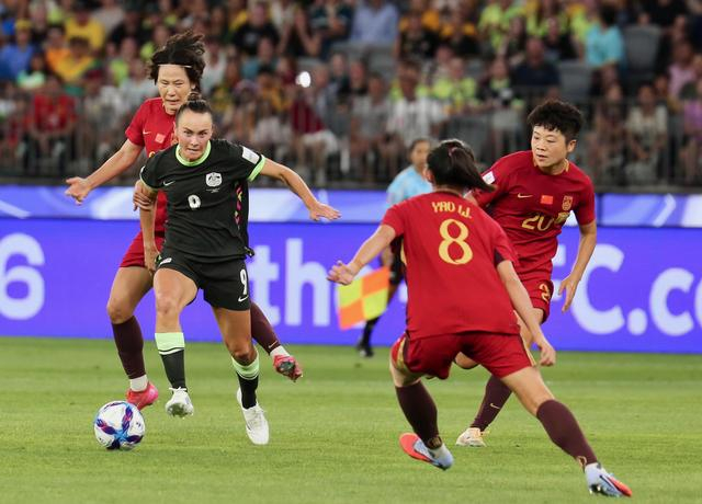 ↑ 澳大利亚队球员富德（左二）在比赛中带球进攻。新华社发（周丹摄） 