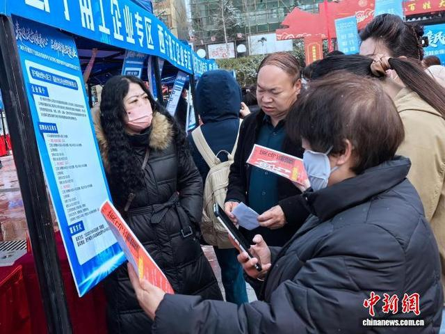 图为务工人员现场咨询。李隽 摄