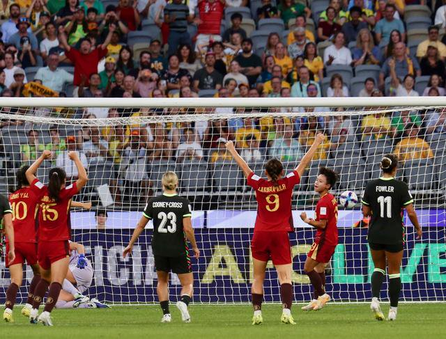 ↑ 中国队球员张琳艳（右二）点球得分后庆祝。新华社发（周丹摄） 