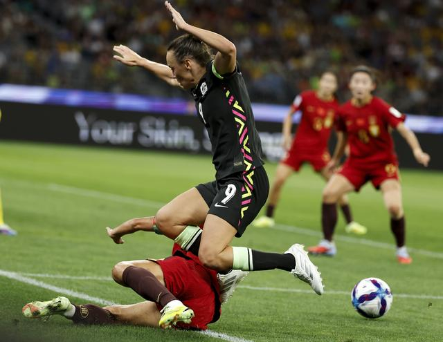 ↑ 澳大利亚队球员富德（上）与中国队球员邵子钦在比赛中拼抢。新华社记者 马平 摄 