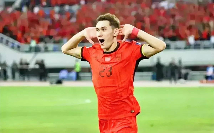 22岁的拜合拉木，未来还有无限可能。或许他永远达不到徐亮那样的任意球造诣，但他用努力改写命运、用成功回馈家人的故事，早已让他成为无数人心中的“好球员”。徐亮的评价或许有其专业考量，但足球的魅力，不正是在于永远能打破偏见、创造惊喜吗？