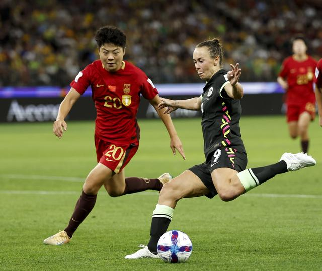 ↑ 澳大利亚队球员富德（右）与中国队球员张程雪拼抢。新华社记者 马平 摄 