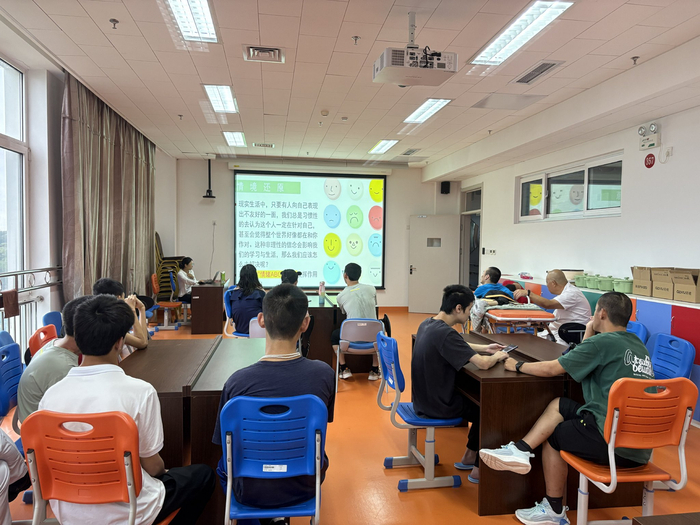 开展情绪管理社工小组活动，帮助孩子们更好的缓解负面情绪，学会幸福生活。受访者供图