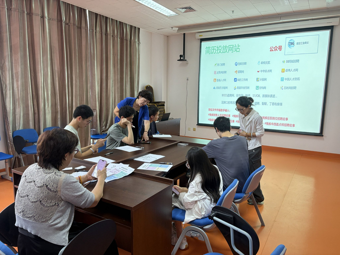 开展职业规划社工小组活动。受访者供图