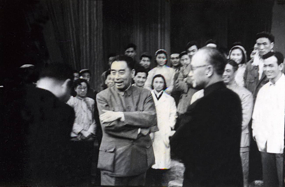 1960年，周恩来与上海人艺首任院长黄佐临及《枯木逢春》剧组交谈