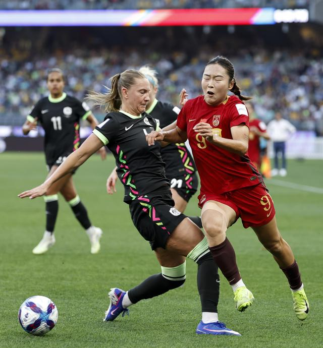 ↑ 中国队球员乌日古木拉（右）与澳大利亚队球员亨特在比赛中拼抢。新华社记者 马平 摄