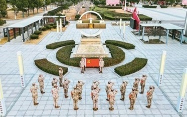 前不久，第71集团军某旅组织基层风气监督员和司务长向党旗宣誓。 王文周 摄