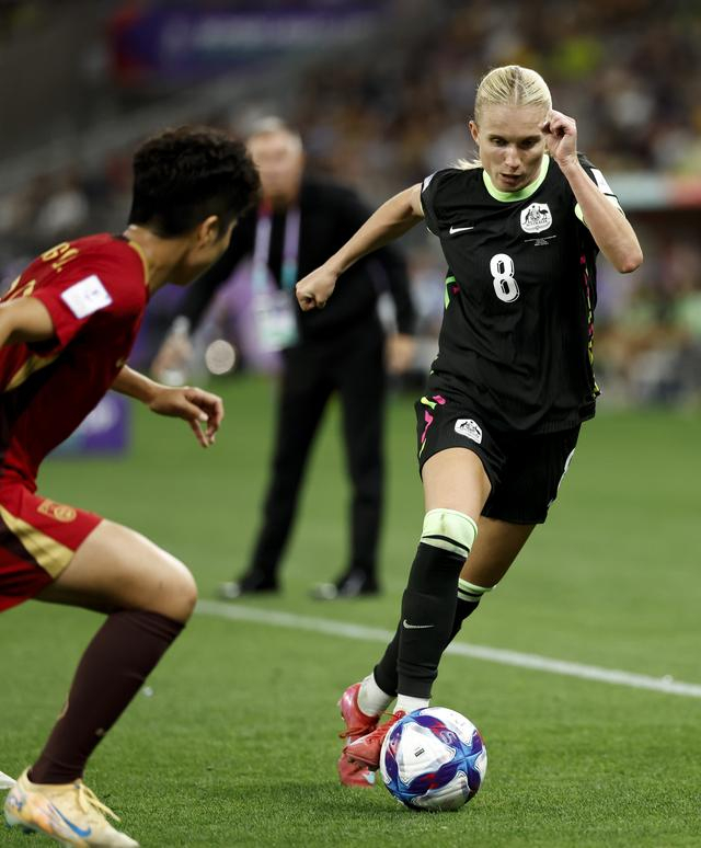 ↑ 澳大利亚队球员托佩（右）在比赛中带球进攻。新华社记者 马平 摄 