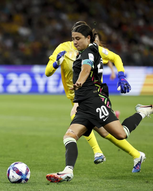 ↑ 澳大利亚队球员克尔（前）在比赛中射门。新华社记者 马平 摄 