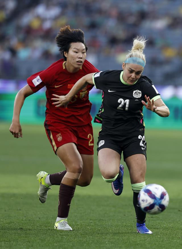 ↑ 中国队球员邵子钦（左）与澳大利亚队球员卡彭特拼抢。新华社记者 马平 摄 