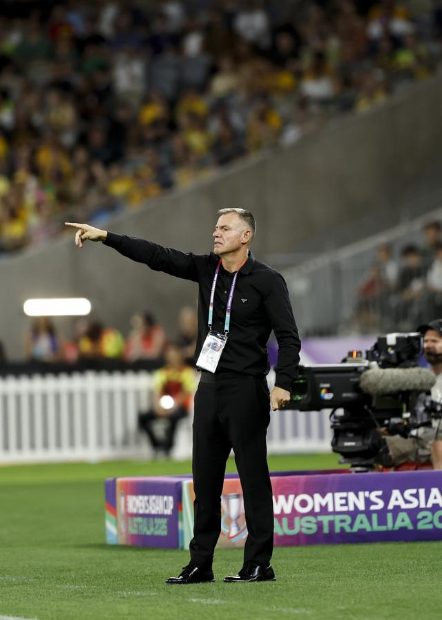 ↑ 中国队主教练米利西奇在比赛中指挥。新华社记者 马平 摄 