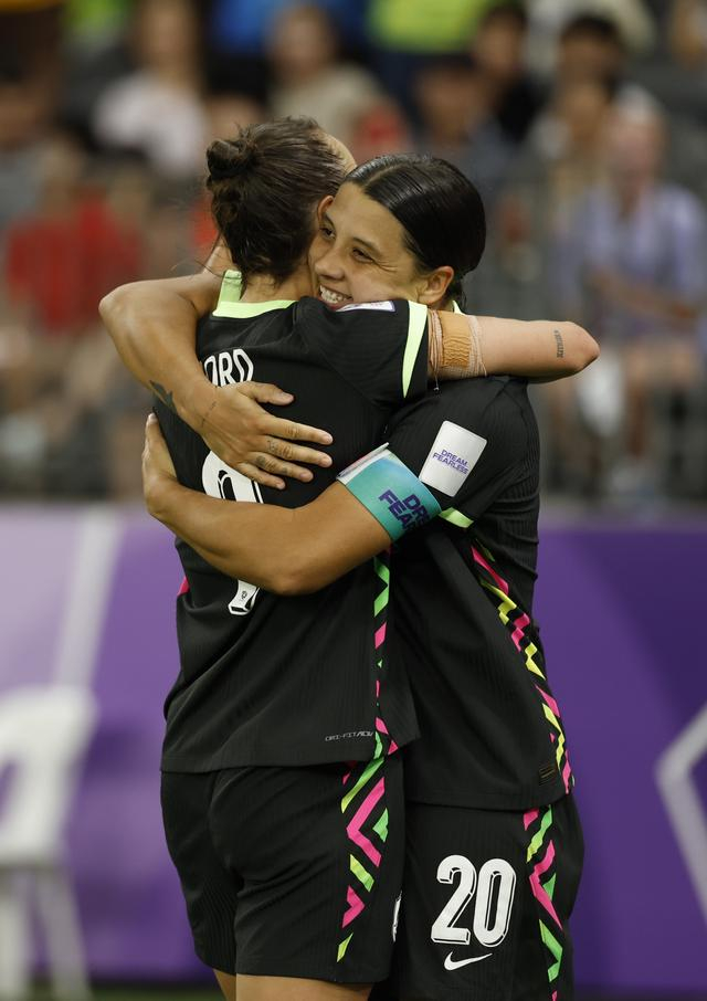 ↑ 澳大利亚队球员克尔（右）进球后与队友庆祝。新华社记者 马平 摄 