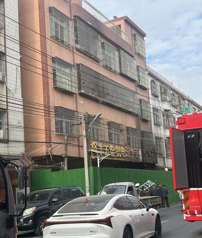 ▲事故现场，建筑外立面被熏黑