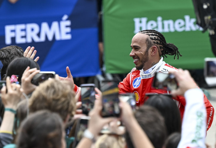 3月15日，汉密尔顿在比赛后与观众互动。新华社记者陈浩明摄