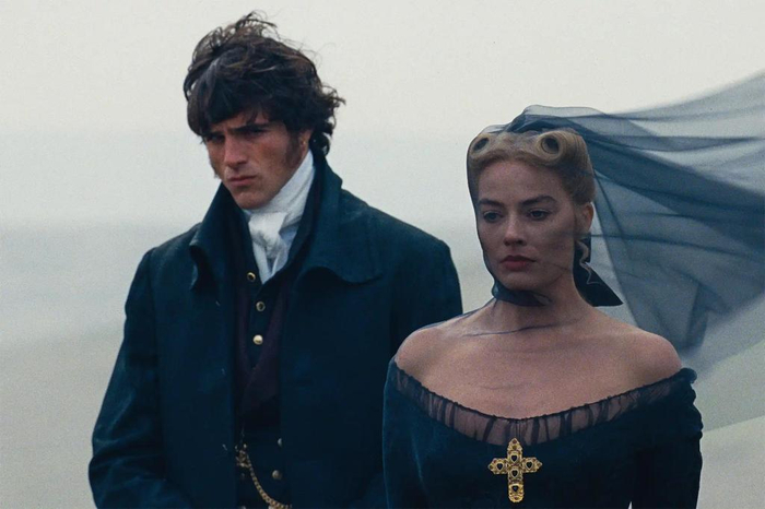 希斯克利夫（雅各布·艾洛蒂 饰）与凯瑟琳