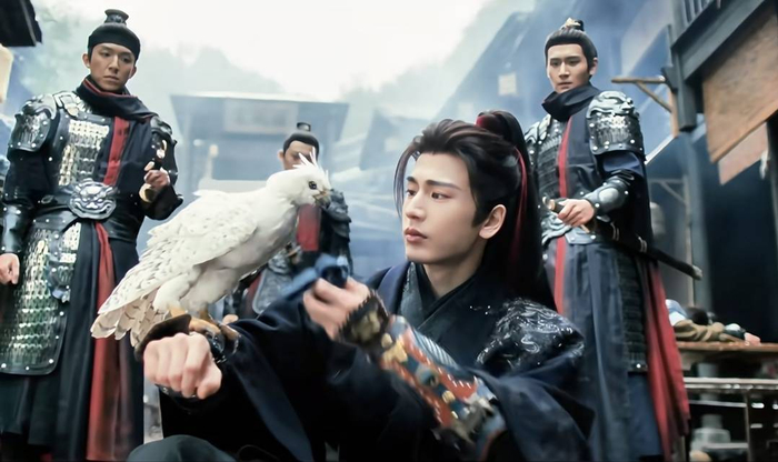 《逐玉》里张凌赫手中“神鸟”揭秘:竟是“拼接款”仿生猛禽|王传齐|田曦薇|谢征|海东青|造型_新浪娱乐_新浪新闻