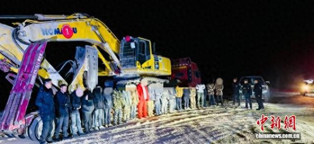 图为警方现场抓获涉案人员。海西公安供图