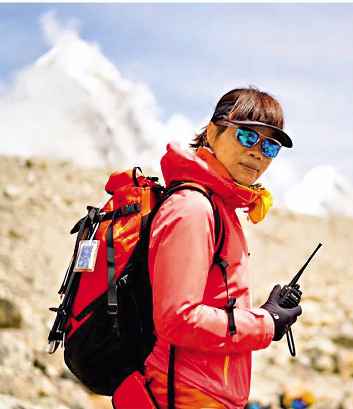  在播客的尾声，章泽天询问曾燕红：你什么时候开始构思下一个目标？曾燕红的回答很简单：把手头上的工作、责任、身份做好，下一步的目标就会自己浮现。这段对话也让章泽天深有感触。也许她的目标并不明确，但这一次，她选择了关注自己真实的兴趣，选择去倾听那些不为人知的故事，让播客成为她心灵的一个出口，成为她和外界沟通的桥梁。 小天章的第二期节目，已经给了听众一个不同的方向——它不仅是章泽天和她的嘉宾们的一次交流，更是一次真实和探索的旅程。未来，这个播客将会继续走下去，章泽天是否会继续坚持自己的好奇心，找到属于她的真正目标，值得期待。