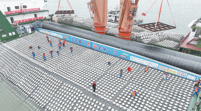 荆江二期工程现场，工作人员在进行铺排船施工作业。周 洋摄