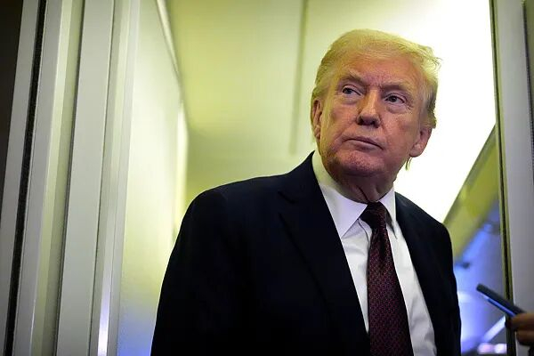 3月15日，美国佛罗里达州西棕榈滩，特朗普在空军一号上接受记者采访。图源：视觉中国