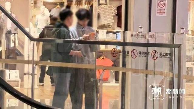 一位消费者正在与黄牛交易号码。潮新闻记者 吴越 摄