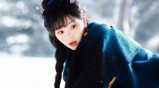  田曦薇在《逐玉》中的古装扮相始终遵循角色先行的原则，没有冗余堆砌和浮夸设计。通过服饰材质、配色、发型及妆容的细微变化，生动呈现了角色在不同阶段的身份与性格。尤其是剧中雪地里的造型，引发网友广泛关注：田曦薇扎着双麻花辫，冷白皮搭配浅色布衣，与白雪形成鲜明对比，画面被网友整理成壁纸广泛传播。 截至2026年3月8日，#田曦薇逐玉古装造型#相关话题仍在持续发酵，其古装扮相的贴合度成为网友讨论的核心，同时也推动《逐玉》的热度一路攀升，显示出田曦薇与角色高度契合的古装表现力赢得了观众和粉丝的高度认可。