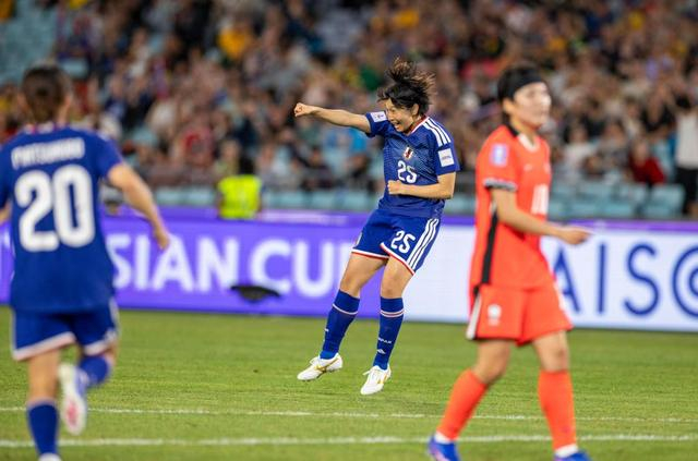 3月18日，日本队球员千叶玲海菜（中）在比赛中庆祝进球。新华社发（胡泾辰 摄）