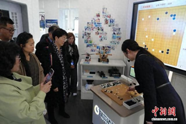 3月16日，毕业于中国科学大学的台湾博士在合肥体验人工智能教育应用。中新社记者 张俊 摄