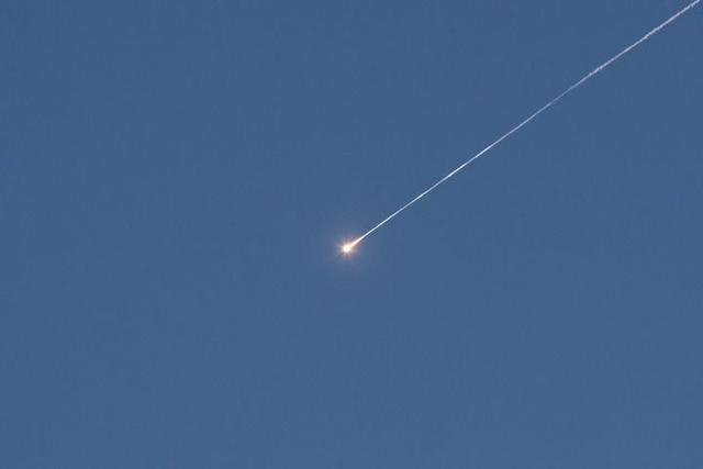 3月17日，在耶路撒冷上空，以军防空拦截弹击中导弹，导弹碎片落下。新华社记者陈君清摄